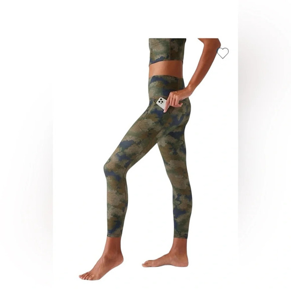 Athleta Breathable, UPF Rated, Quick Dry Camo Print 7/8” Leggings, Size Medium - Picture 2 of 9